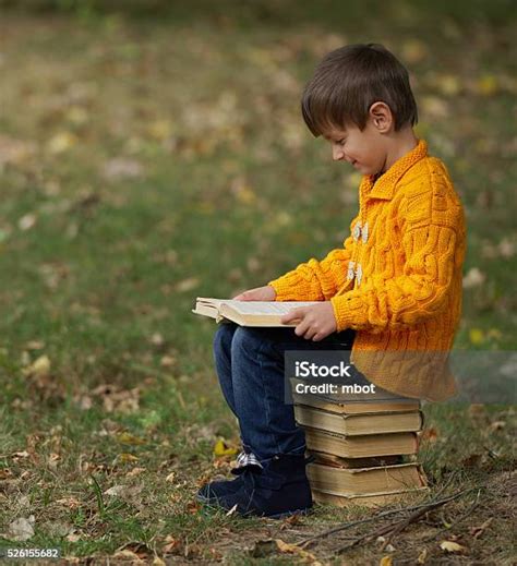 anak kecil duduk  tumpukan buku foto stok  gambar