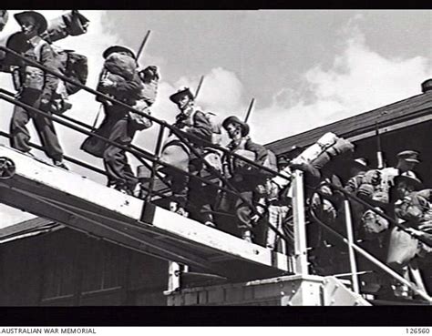 SYDNEY NSW 1946 03 29 CARRYING THEIR LUGGAGE AUSTRALIAN TROOPS FOR