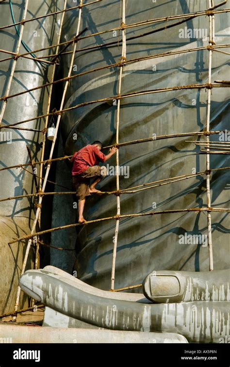 Climbing scaffolding hi-res stock photography and images - Alamy