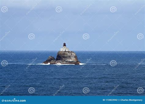Faro De Roca De Tillamook (or 00545) Foto de archivo - Imagen de agua ...