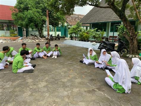 Belajar Bermain Peran Siswa Kelas 8 Mts Negeri 3 Sleman Berlatih Drama