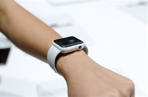 Часы apple watch на руке у девушки - 97 фото