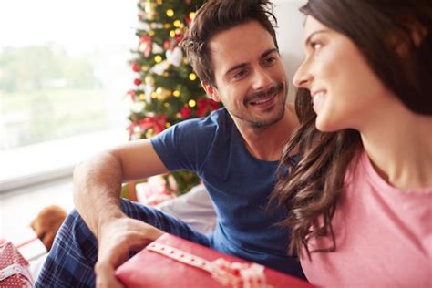 Casal trocando seus presentes de natal Foto Grátis