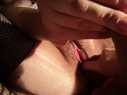 Amateur Wife Jerks Off And Rubs Her Pussy At Homemoviestube