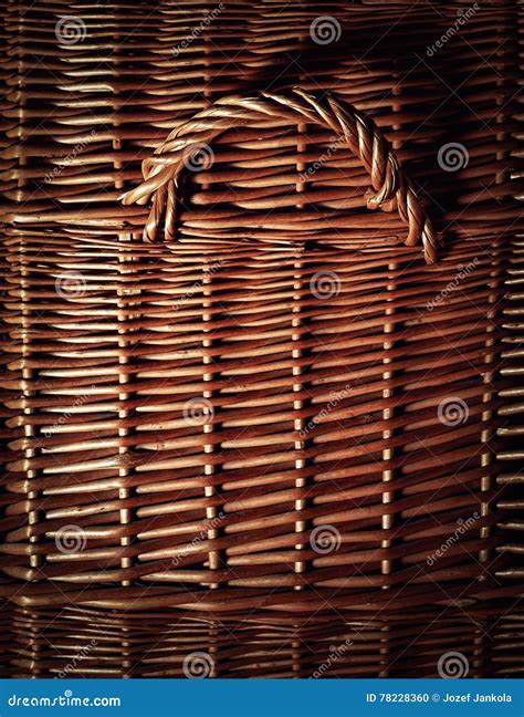 Деталь плетеной корзины с ручкой Стоковое Фото - изображение ...