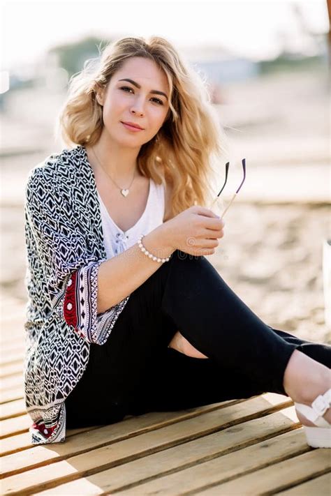 Fille Blonde Sur La Plage De La Plage Sablonneuse Par La Mer Image stock Image du côte beau