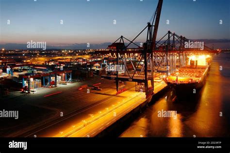 Vista General Tomada De Un Puente De Contenedores Y Con Larga