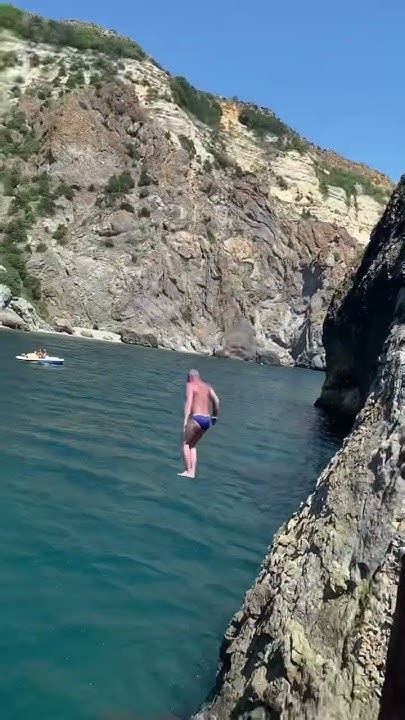 Прыгнуть в воду со Скалы Святого Явления входит в миссию посещения ...