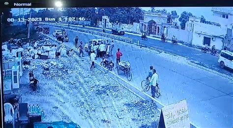 Meerut News यूपी में बेखौफ बदमाश दबिश के दौरान पुलिस टीम पर हमला Cctv में कैद हुई वारदात