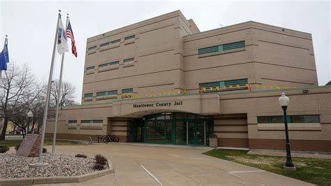 Manitowoc man accused of punching jail officer during booking