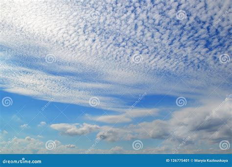 Много белые облака разных видов: кумулюс, циррус, наслоил высоко в ...