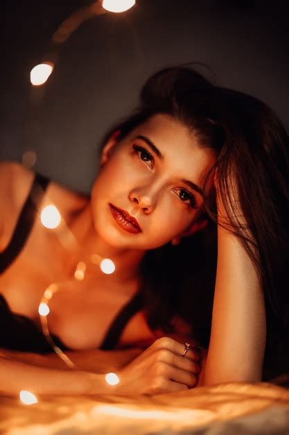 Rosto De Beleza Do Modelo De Mulheres Jovens Maquiagem Nude Natural E M O Perto De Pele