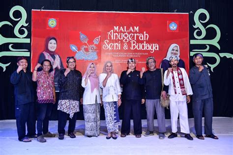 Bupati Nina Agustina Berikan Penghargaan Seni Dan Budaya Tahun