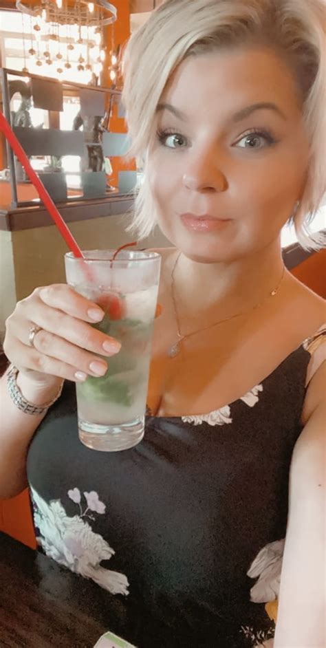 Ξανθιά χυμώδης MiLf μοστράρει κωλάρα και βυζάρες KoUrSaRoS net