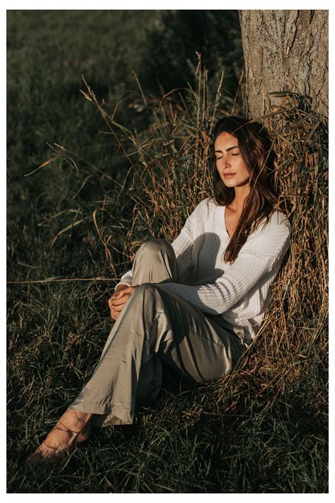Professional Outdoor Photography Poses For Female 4