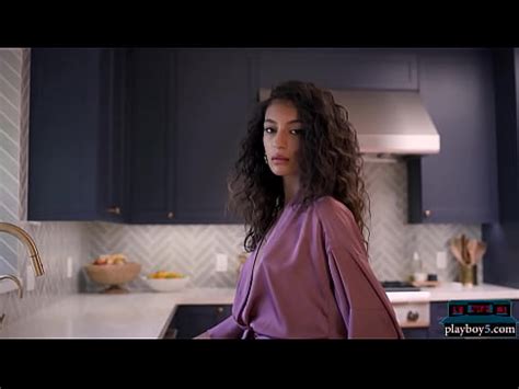 La modelo latina de culo caliente Kyrah muestra sus sensuales líneas de bronceado cuando se