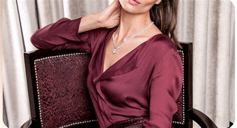 necklace  wear   neck dress fetchthelove