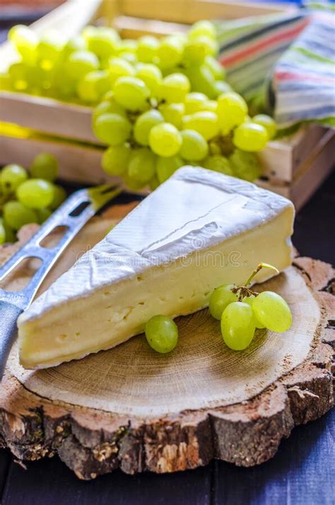 Queso Brie Y Uvas Imagen De Archivo Imagen De Delicioso 175234143