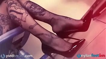 Sexy Tattoed Secretary In Pantyhose Shows Her Feet XVIDEOS