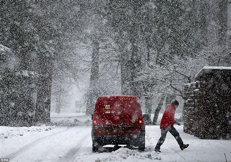 Uk Weather Amber Alert Issued For A Foot Of Snow Tonight Daily Mail