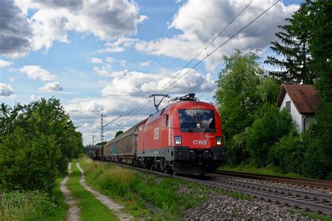 1016 045 ÖBB mit einem gemischten Güterzug bei Postbauer Heng Richtung