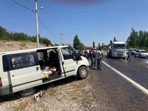 Niğde de feci kaza Minibüs ile otomobil çarpıştı 2 ölü 1 ağır yaralı