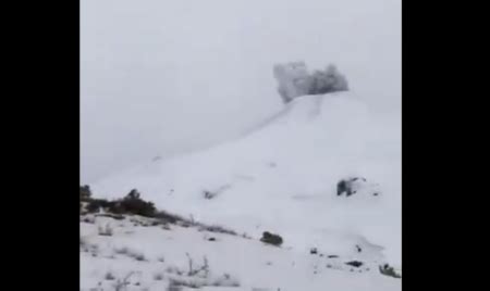 VIDEOS Volcán Villarica registra una explosión en su cráter producida