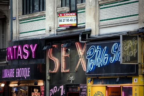 Il S Endort Dans La Cabine Du Sex Shop