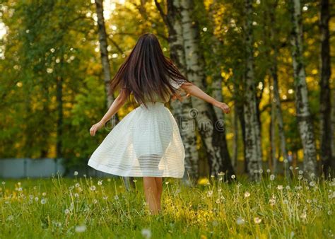 Belle Blonde Sensuelle De Fille Dans Un Maillot De Bain Des Fleurs Rouges Cl Photo Stock