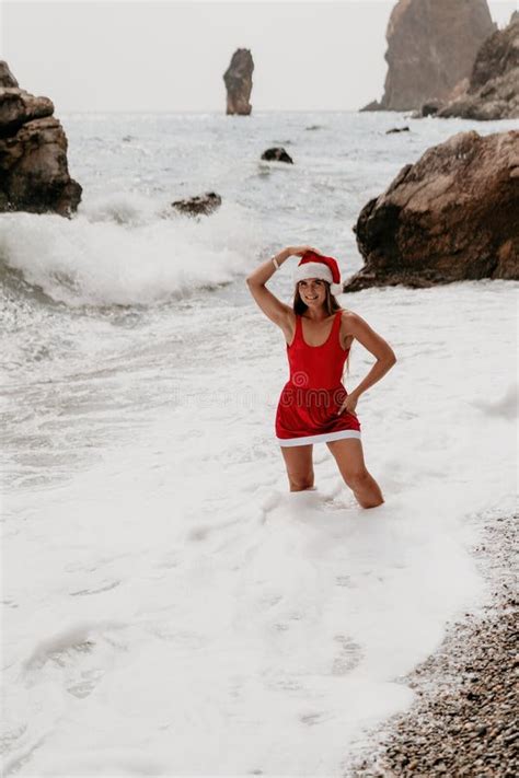 Mar De Viajes De Verano Femenino Feliz Turista En Bikini Rojo Y Amigos Que Disfrutan Tomando