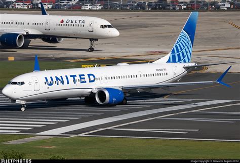 N37555 | Boeing 737-9 MAX | United Airlines | Giovanni Segarra Ortiz ...