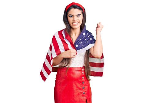 Jovencita Adolescente De Brunette Sosteniendo La Bandera De Estados Unidos Asustada Y Asombrada