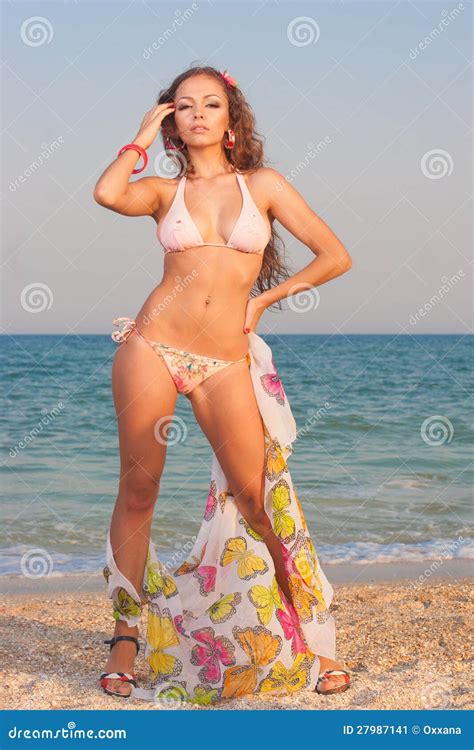 Sexy Mooie Vrouw In Bikini Bij Het Strand Stock Afbeelding Image Of N Sensualiteit