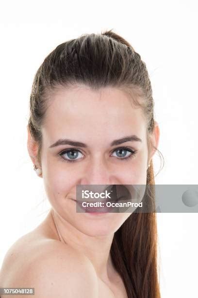 Photo Libre De Droit De Portrait De La Belle Jeune Fille Avec Une Peau Propre Sur Fond De Joli