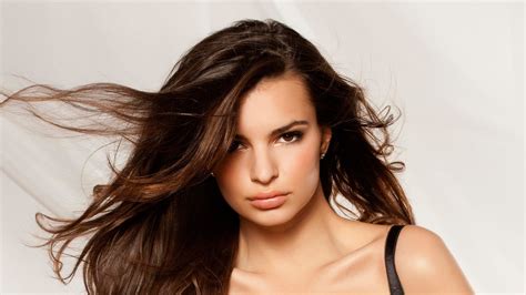 Download Celebrity Emily Ratajkowski Hd Wallpaper