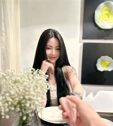 Nhan sắc ngọt ngào của hot girl sắp về một nhà với Quang Hải VOZ