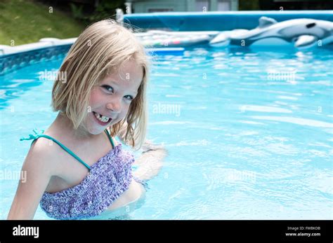 M Dchen Im Garten Im Bikini Fotos Und Bildmaterial In Hoher Aufl Sung Alamy