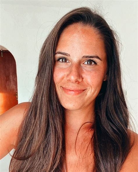 Atleta olímpica musa da patinação posa de lingerie transparente e leva fãs ao delírio após