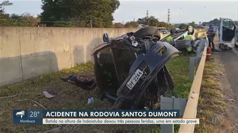 Vítima de acidente entre moto e carro vai parar em telhado de casa após