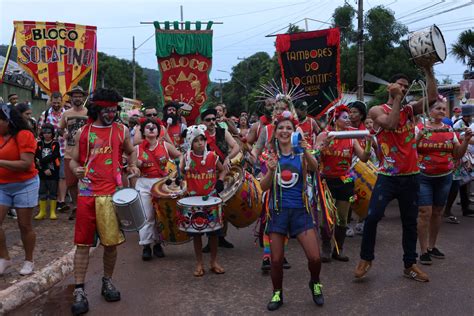 Blocos De Rua Animam Foli Es No Tradicional Carnaval De Taquaru U