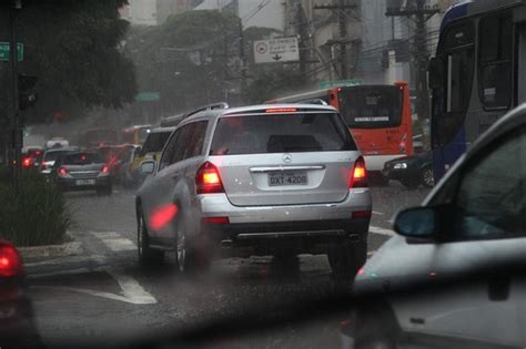 Como proteger seu carro da chuva ácida e de raios ultravioleta