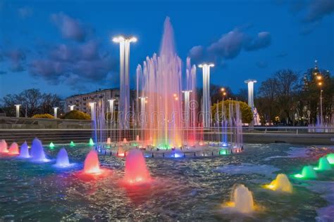 Farbenfroher Belichteter Brunnen In Der Stadt Charkiw Ukraine In Der Stadt Hintergrund Im