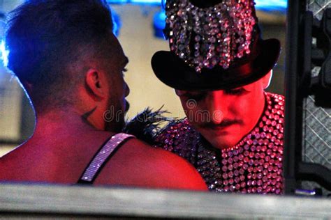 Gente Que Baila Y Que Tiene Un Buen Rato En Pride Parade Gay En Benidorm Foto De Archivo