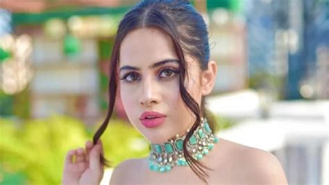 Urfi Javed Put These Thing From Road And Make Dress Urfi Javed Naked Look Hindi Filmibeat