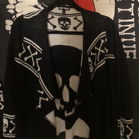 Hot Topic Women S Black Cardigan Depop