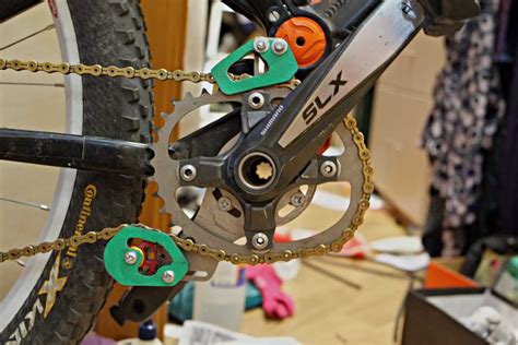 Натяжитель и успокоитель цепи на байк