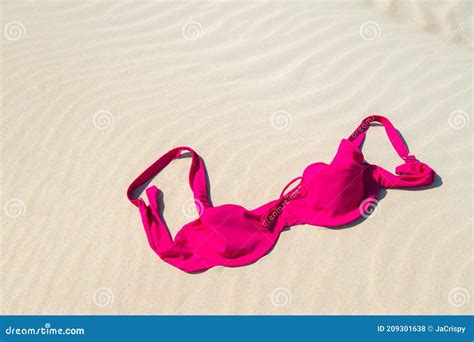 Dicht Bij De Vrouwelijke Bh Op Het Strand Van Nude Concept Van Zonnebaden Naakt Op Het Strand