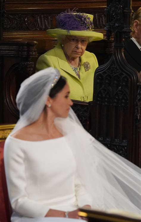 La reine Élisabeth II n a pas apprécié la robe de mariage de Meghan