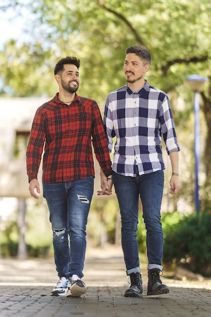 Plan Complet D Un Couple Gay Heureux Se Promenant Dans La Rue En Se Tenant La Main Photo Premium