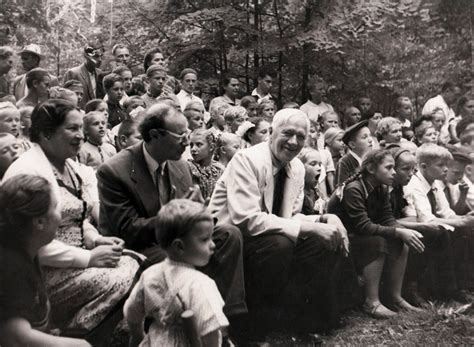 Фотография. Барто А.Л., Кассиль Л.А., Чуковский К.И. среди детей. Лето ...